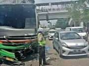 Rem Blong, Bus Seruduk Mobil dan Motor di Palmerah Rem Blong, Bus Seruduk Mobil dan Motor di Palmerah