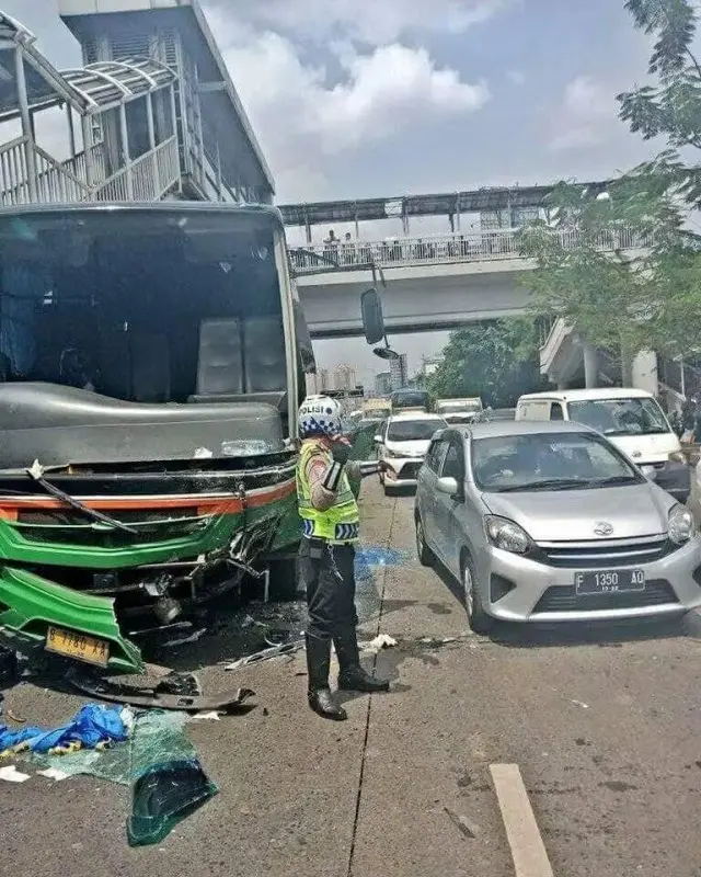 Rem Blong, Bus Seruduk Mobil dan Motor di Palmerah Rem Blong, Bus Seruduk Mobil dan Motor di Palmerah