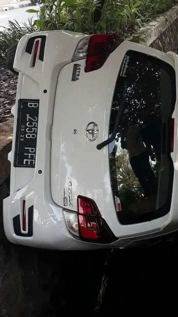 Sebuah Mobil Dikendarai Seorang Wanita 'Nyusruk' ke Selokan Sebuah Mobil Dikendarai Seorang Wanita 'Nyusruk' ke Selokan