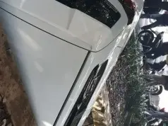 Sebuah Mobil Dikendarai Seorang Wanita 'Nyusruk' ke Selokan