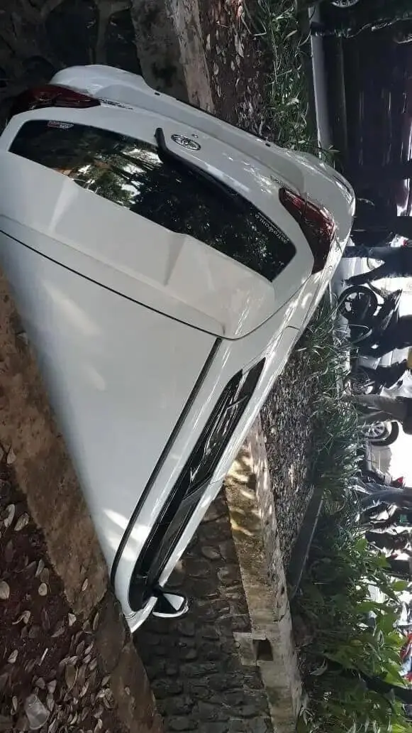 Sebuah Mobil Dikendarai Seorang Wanita 'Nyusruk' ke Selokan Sebuah Mobil Dikendarai Seorang Wanita 'Nyusruk' ke Selokan