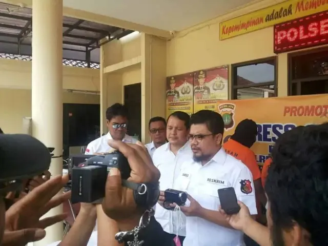 Polisi Ciduk Oknum Wartawan yang Peras PNS Polisi Ciduk Oknum Wartawan yang Peras PNS