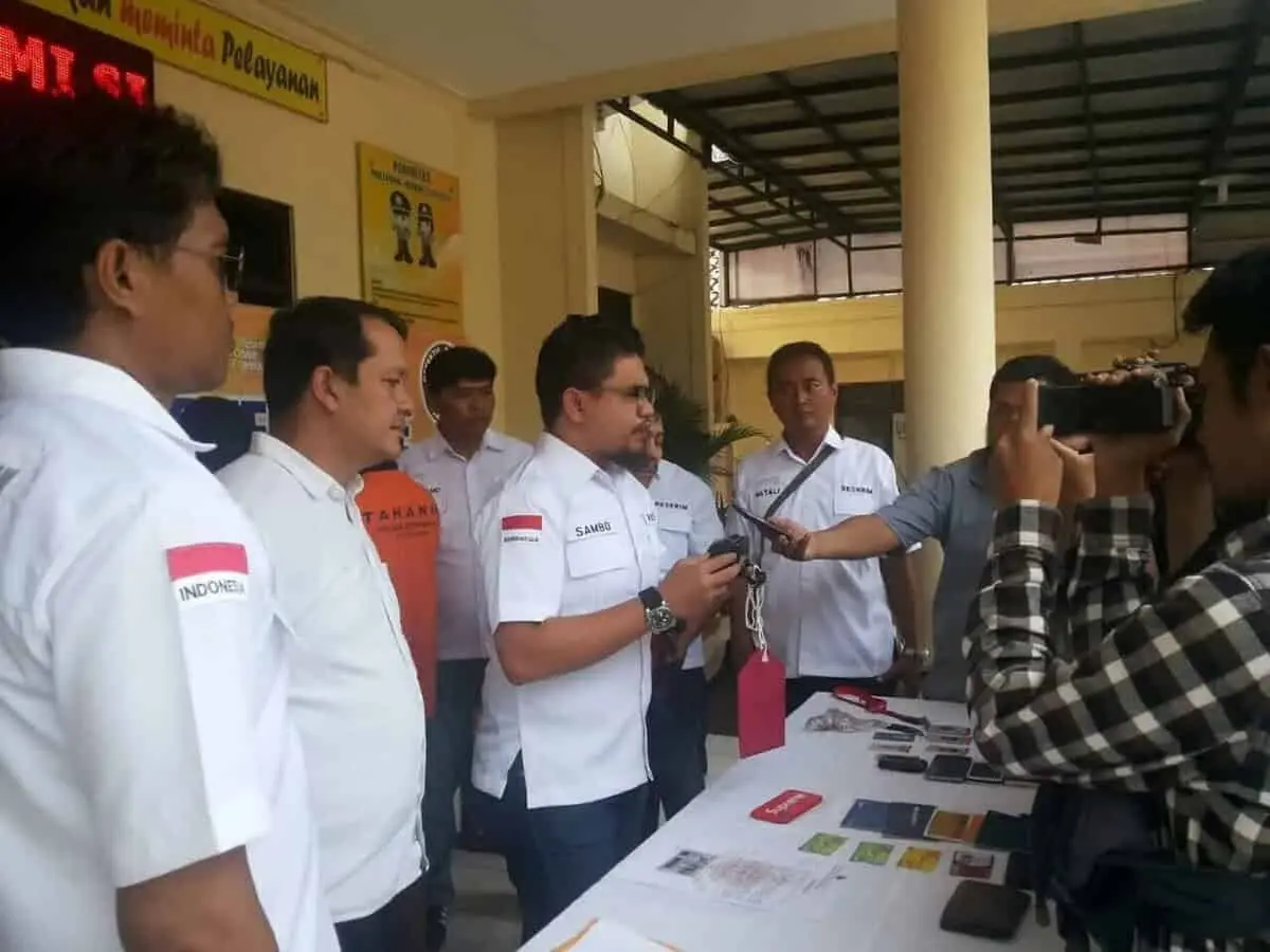 Polisi Ciduk Oknum Wartawan yang Peras PNS Polisi Ciduk Oknum Wartawan yang Peras PNS