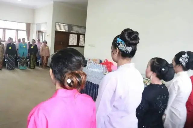 Peringati Hari Kartini, Polwan Polres Jakarta Barat Bagikan Bunga Peringati Hari Kartini, Polwan Polres Jakarta Barat Bagikan Bunga