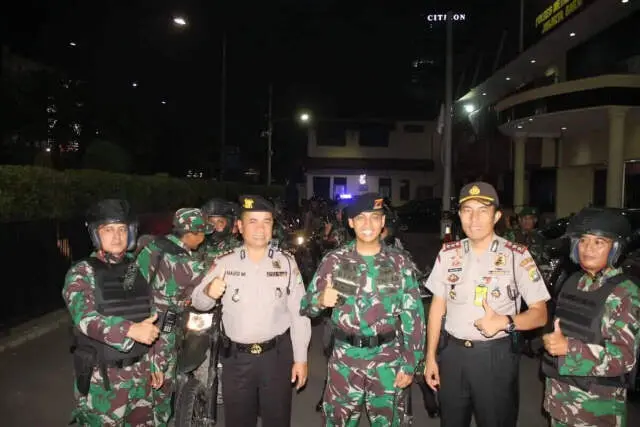Berikan Kenyamanan Polres Metro Jakbar bersama Tiga Pilar Patroli Gabungan di Sejumlah Gereja Berikan Kenyamanan Polres Metro Jakbar bersama Tiga Pilar Patroli Gabungan di Sejumlah Gereja