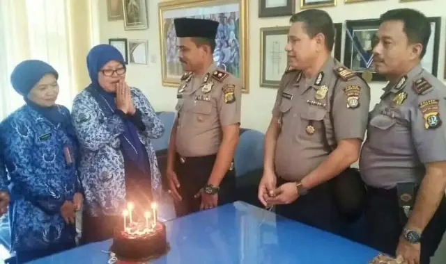 Peringati Hardiknas, Kapolsek Cengkareng Sambangi SMAN 33 Peringati Hardiknas, Kapolsek Cengkareng Sambangi SMAN 33