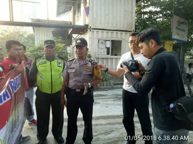 Binmas Kembangan Selatan Sampaikan Pesan Kamtibmas KepadaBuruh Binmas Kembangan Selatan Sampaikan Pesan Kamtibmas KepadaBuruh