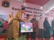 Gubernur DKI Mendistrubusikan Kartu KLJ Kepada Lansia Gubernur DKI Mendistrubusikan Kartu KLJ Kepada Lansia