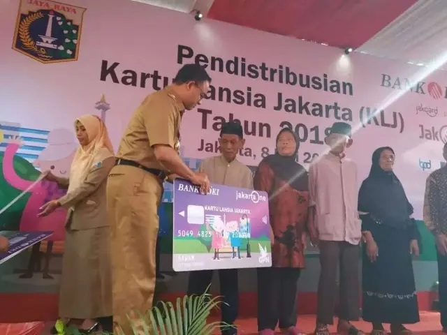 Gubernur DKI Mendistrubusikan Kartu KLJ Kepada Lansia Gubernur DKI Mendistrubusikan Kartu KLJ Kepada Lansia