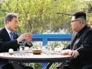 Moon Jae-in Mengadakan Pertemuan Dadakan Dengan Kim Jong-un Moon Jae-in Mengadakan Pertemuan Dadakan Dengan Kim Jong-un