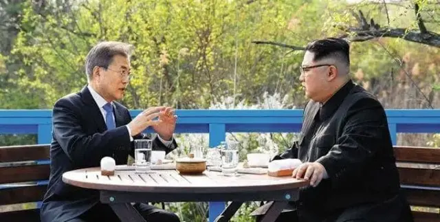 Moon Jae-in Mengadakan Pertemuan Dadakan Dengan Kim Jong-un Moon Jae-in Mengadakan Pertemuan Dadakan Dengan Kim Jong-un