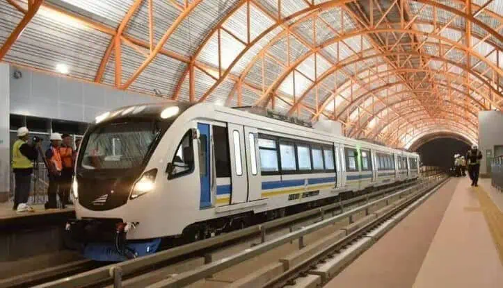 Rombongan Menteri Melihat Langsung Pengerjaan Kereta LRT Untuk Asian Games