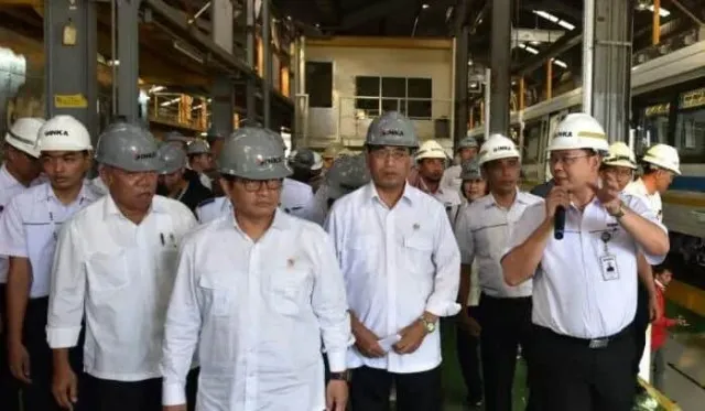 Rombongan Menteri Melihat Langsung Pengerjaan Kereta LRT Untuk Asian Games