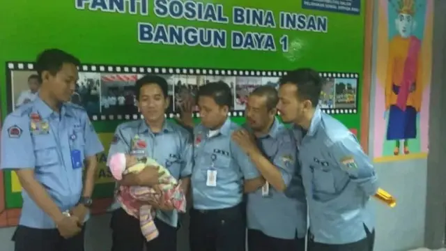 Bayi Malang Ditemukan Warga Tambora di Gerobak Sampah Bayi Malang Ditemukan Warga Tambora di Gerobak Sampah