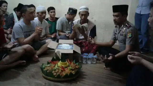 Makan Bersama Tahanan, Ini Cara Kapolsek Cengkareng Merayakan Ulang Tahunnya Makan Bersama Tahanan, Ini Cara Kapolsek Cengkareng Merayakan Ulang Tahunnya