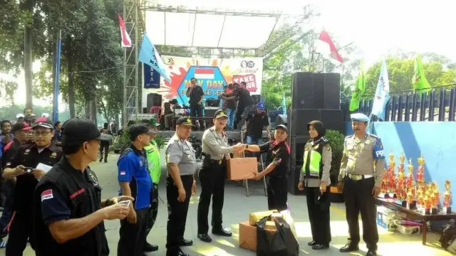 Apresiasi Polsek Kalideres Dengan Berbagi Doorprise Kepada Buruh Saat May Day 2018 Apresiasi Polsek Kalideres Dengan Berbagi Doorprise Kepada Buruh Saat May Day 2018