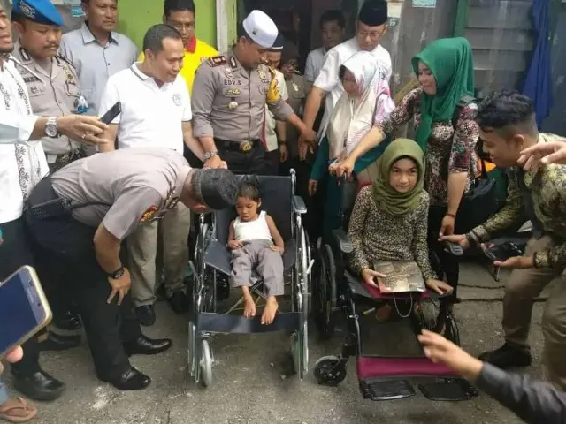 Jum'at Barokah Pekanbaru Sambangi Rumah Nenek Pedagang Peyek Keliling Jum'at Barokah Pekanbaru Sambangi Rumah Nenek Pedagang Peyek Keliling