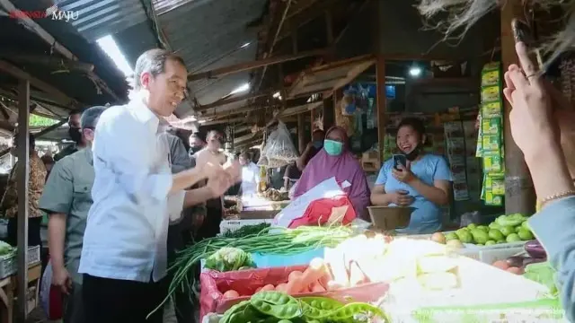 Jokowi Disambut Antusias Pengunjung Pasar Karanganyar Jokowi Disambut Antusias Pengunjung Pasar Karanganyar