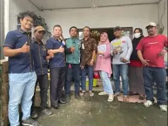 Ketua Yayasan Mulus abadi Indonesia Andy Cahyady Bagikan Minyak Goreng di Tanjung Priok.