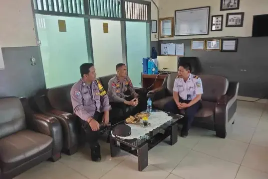 Jumat Curhat Polsek KSKP Merak Polres Cilegon Bersama Kepala stasiun (KS) Kereta Api Jumat Curhat Polsek KSKP Merak Polres Cilegon Bersama Kepala stasiun (KS) Kereta Api