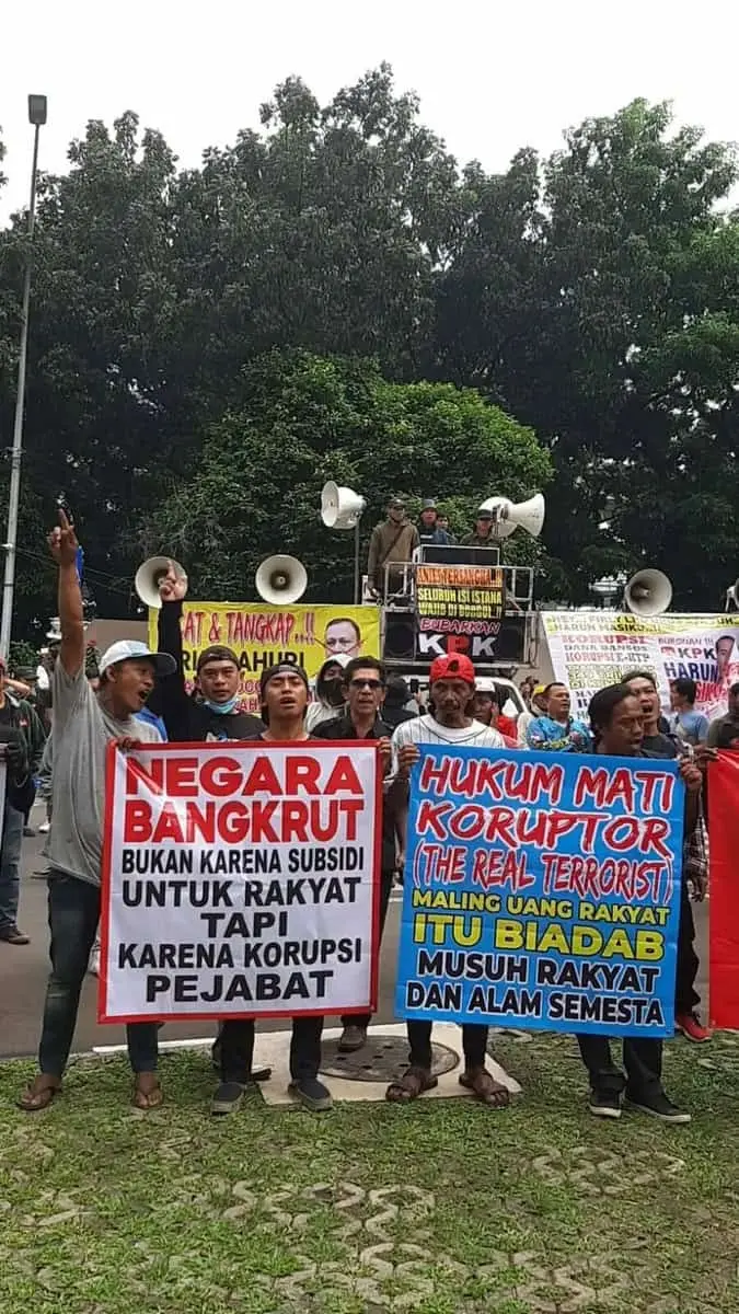 Ratusan Massa Yang Mengatasnamakan Aliansi Rakyat Jelata Berunjuk Rasa Di Depan Geduk KPK Ratusan Massa Yang Mengatasnamakan Aliansi Rakyat Jelata Berunjuk Rasa Di Depan Geduk KPK
