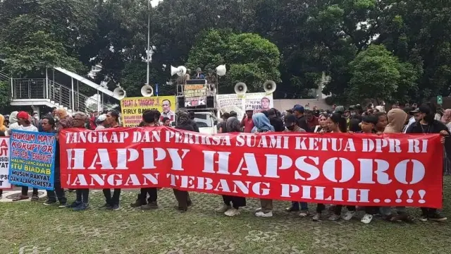 Ratusan Massa Yang Mengatasnamakan Aliansi Rakyat Jelata Berunjuk Rasa Di Depan Geduk KPK Ratusan Massa Yang Mengatasnamakan Aliansi Rakyat Jelata Berunjuk Rasa Di Depan Geduk KPK