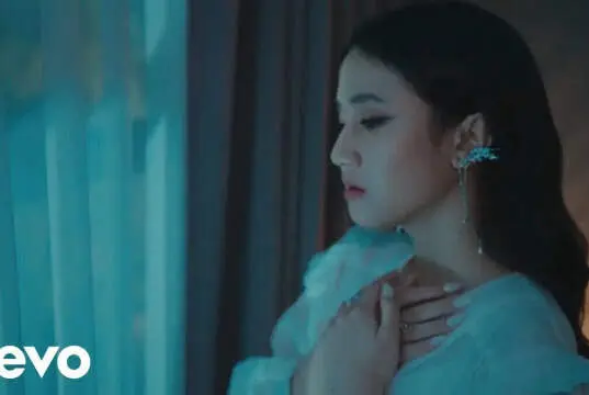Lirik Lagu Tak Pantas Terluka – Keisya Levronka Lirik Lagu Tak Pantas Terluka - Keisya Levronka