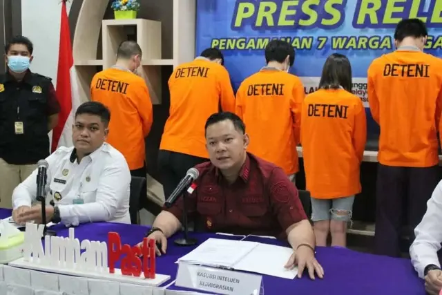 Tanpa Dokumen Lengkap, Imigrasi Kelas II TPI Tanjung Balai Karimun Mengamankan 7 (tujuh) Warga Negara Republik Rakyat Tiongkok Tanpa Dokumen Lengkap, Imigrasi Kelas II TPI Tanjung Balai Karimun Mengamankan 7 (tujuh) Warga Negara Republik Rakyat Tiongkok